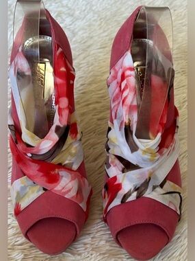 Vibrant floral  Sz 7M platform sandals